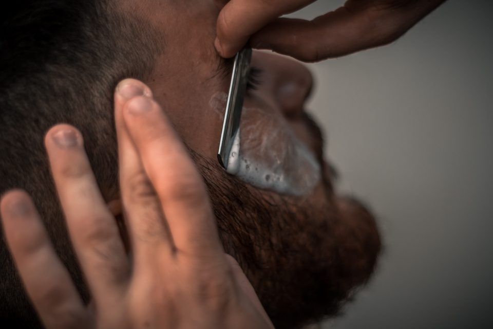 Barbier mit Rasiermesser bei der Arbeit