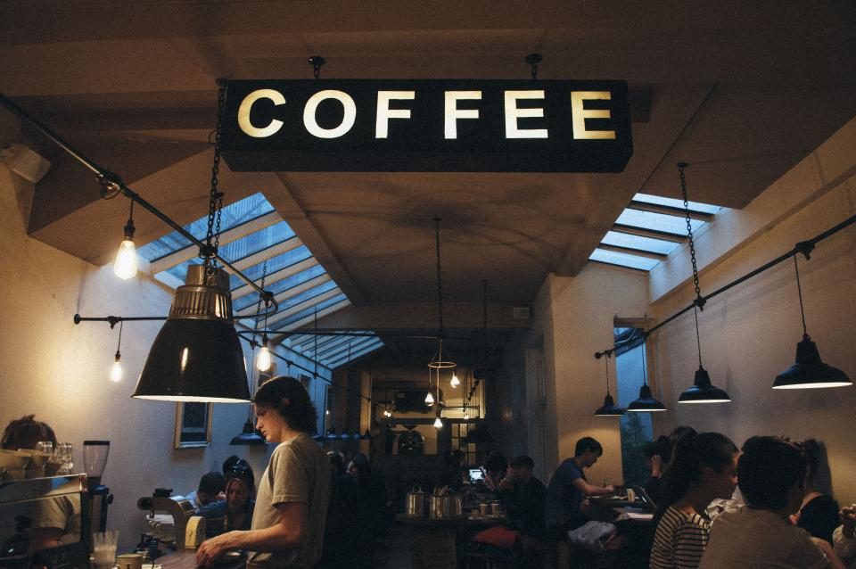 Café-Innenraum mit Theke