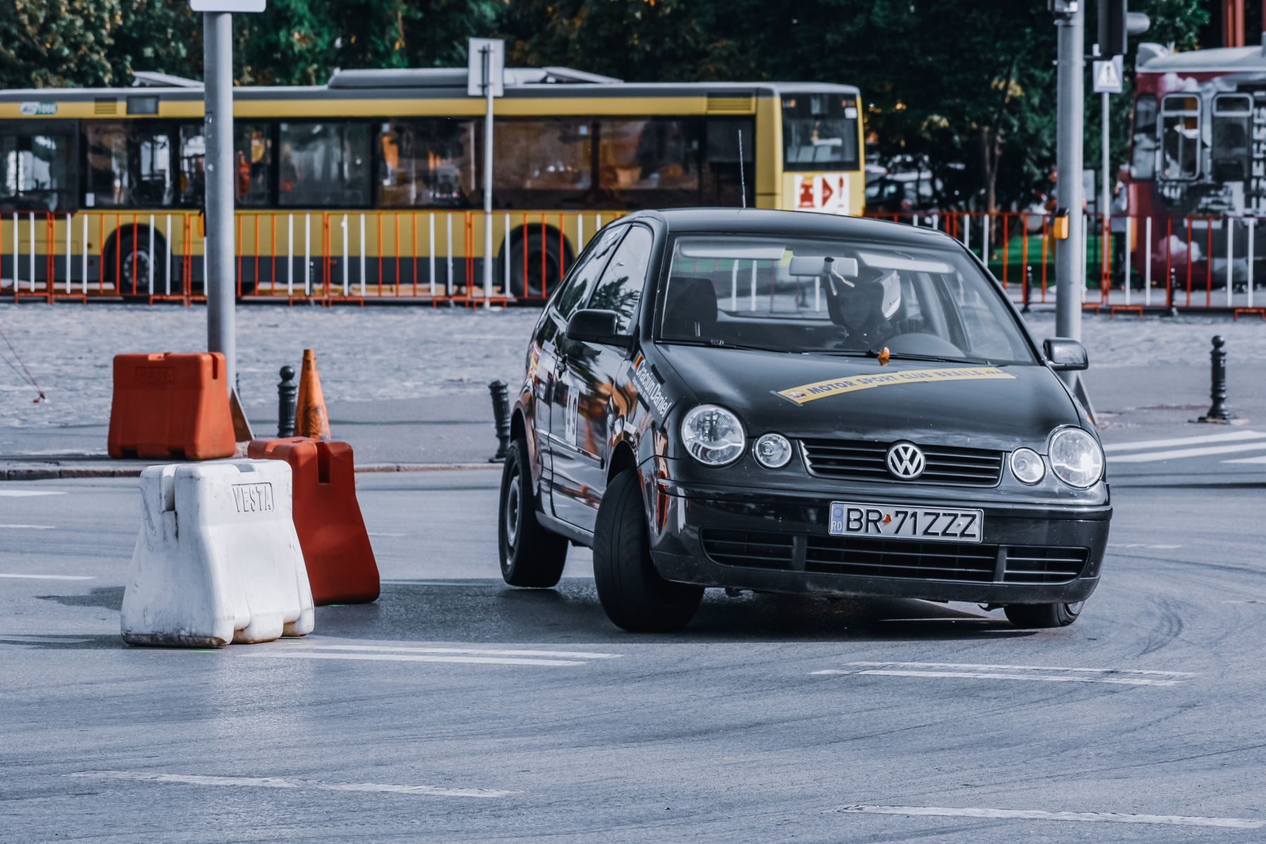 Auto auf einem Uebungsplatz zwischen Pylonen